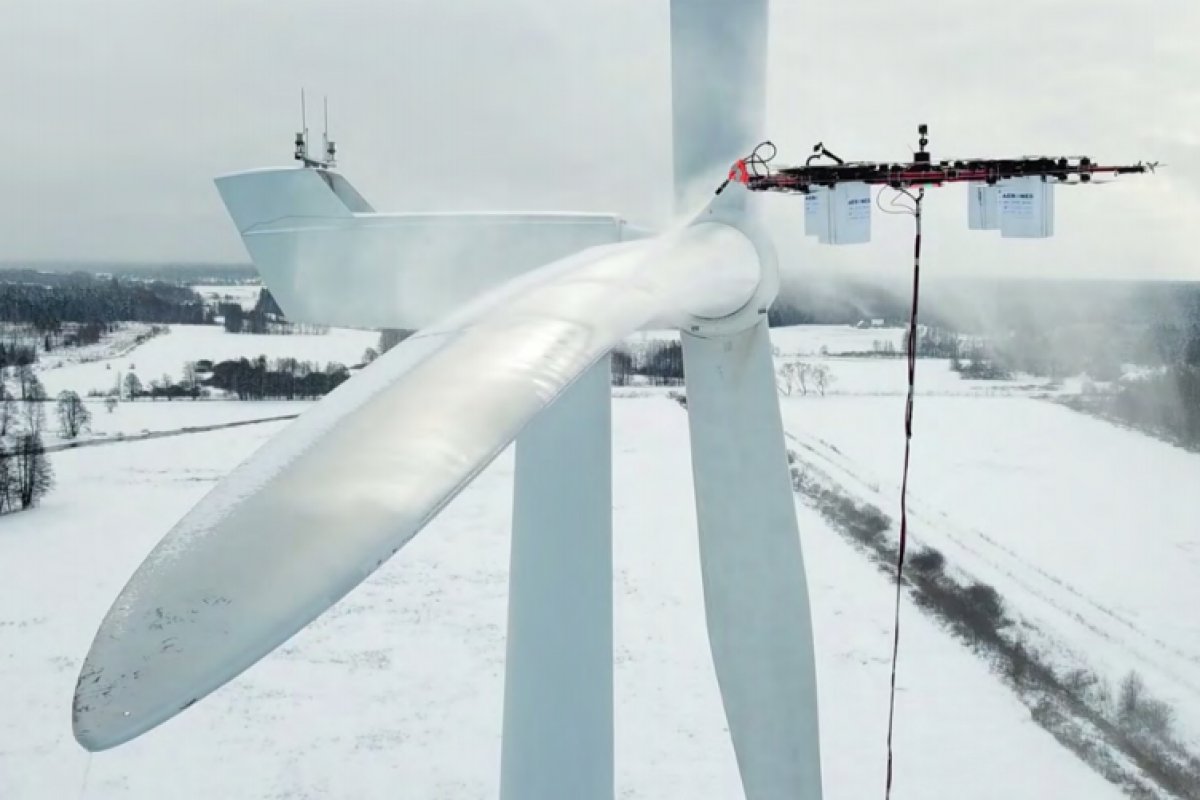 Drones for cleaning turbines